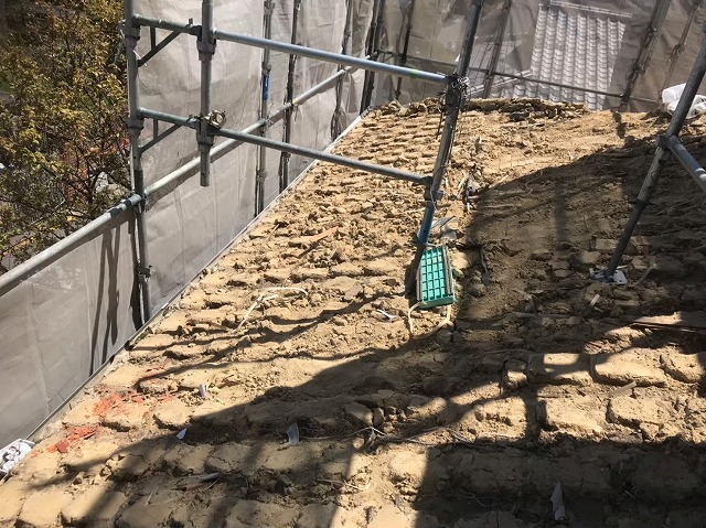 下屋の葺き土と足場