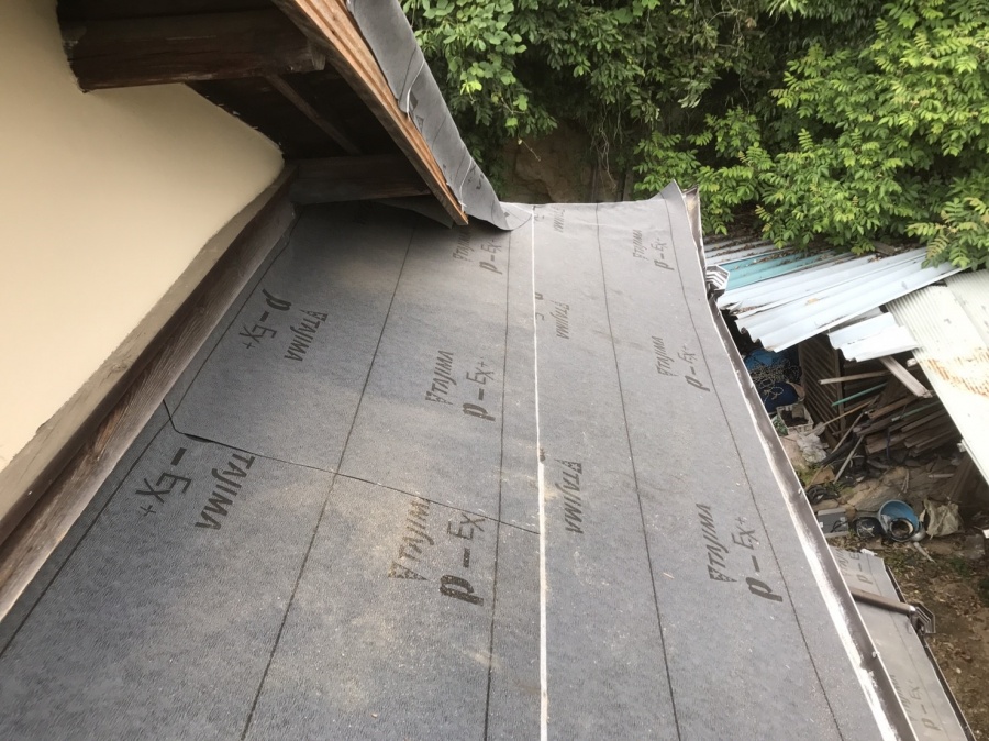 ルーフィングを張った屋根の様子