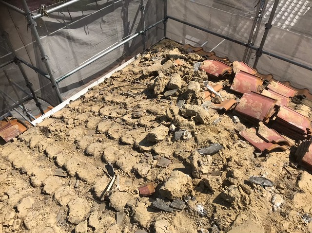 瓦と葺き土の撤去