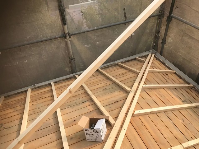 野地板を垂木で補強