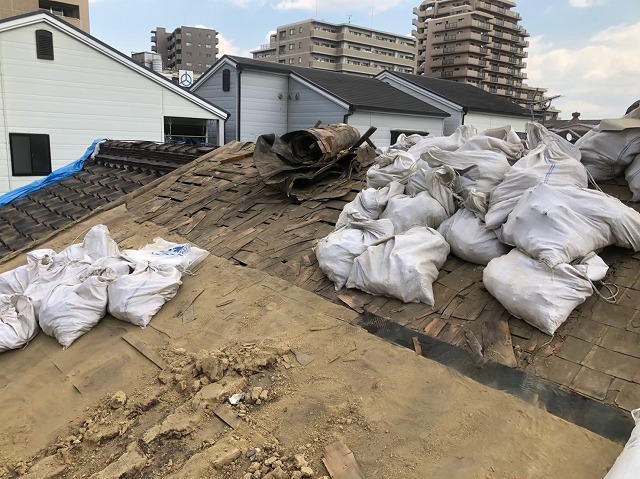 大量の葺き土を撤去している屋根の様子