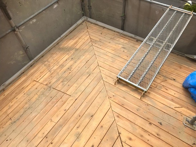 葺き土の撤去で見えてきた野地板の劣化