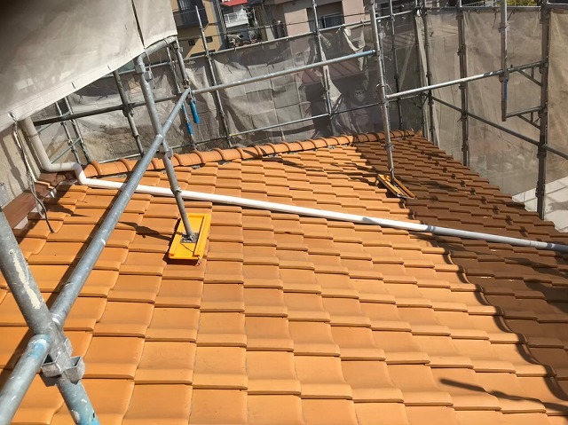 下屋部分の劣化した瓦