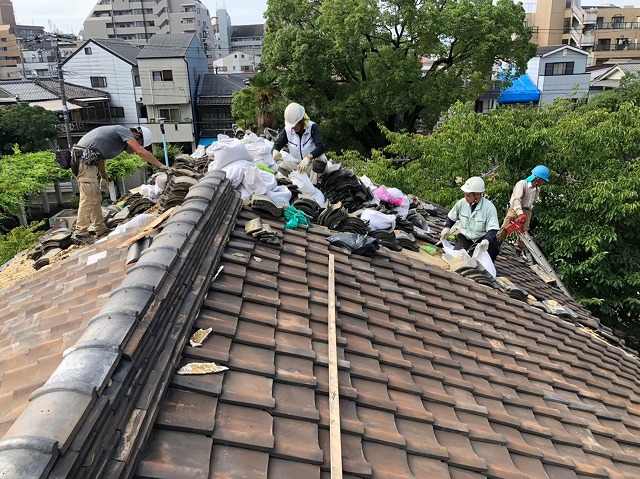 奈良市の長屋で瓦の撤去作業