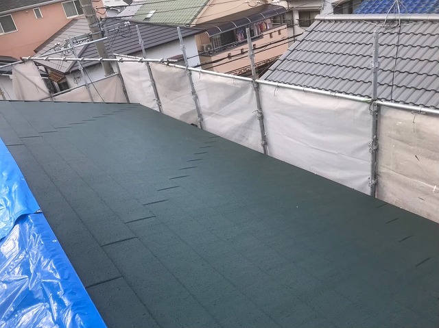 生駒市でスーパーガルテクト屋根材を乱葺き