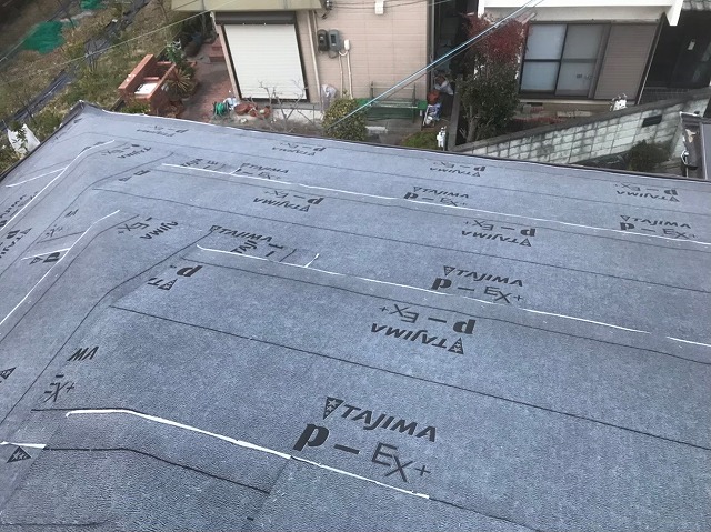 改質アスファルトの防水紙を設置