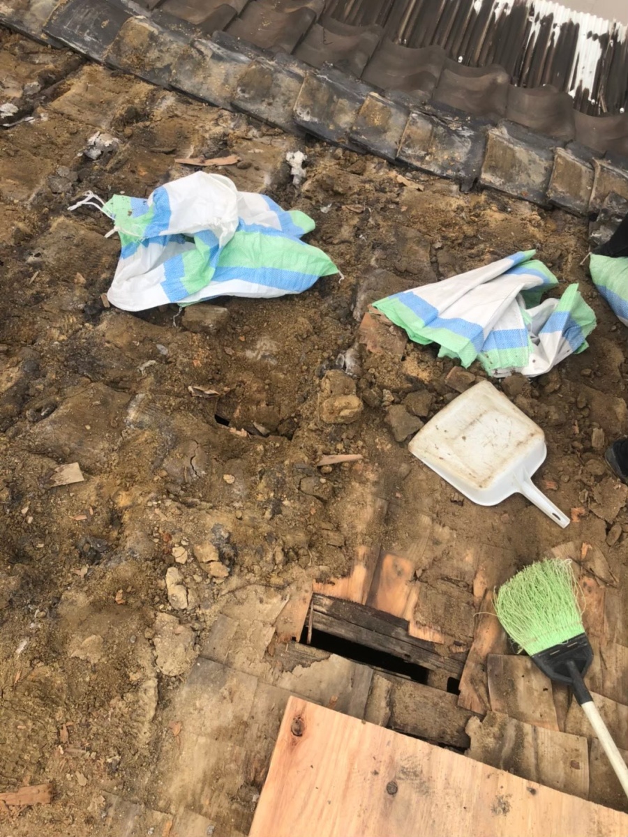 奈良市　粘土瓦　瓦解体作業