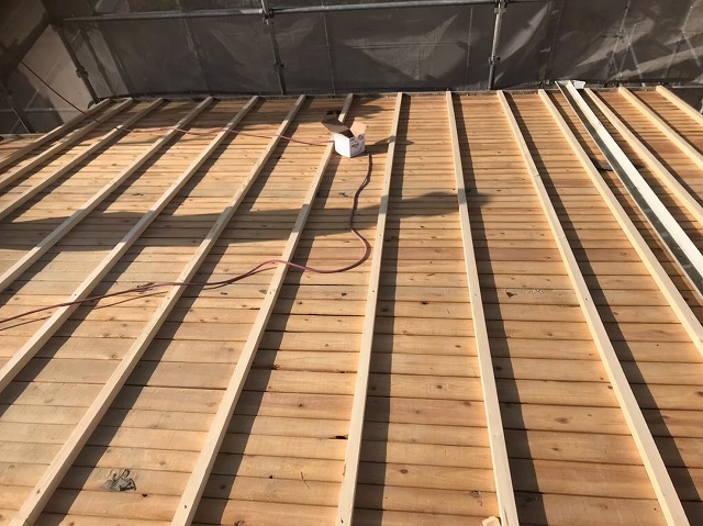 野地板を垂木で補強