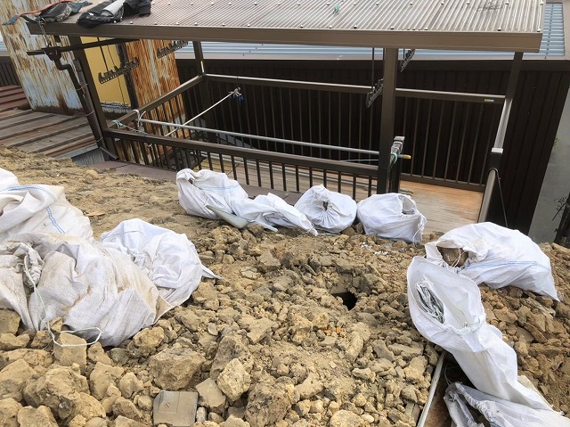 大量の葺き土を撤去している屋根
