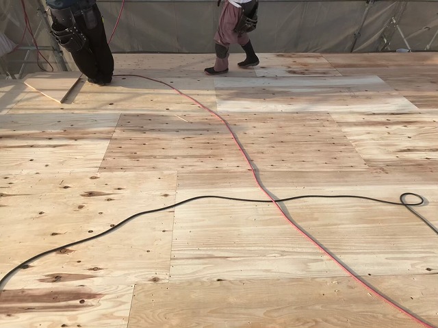 パズルの様に組み合わせていく野地板