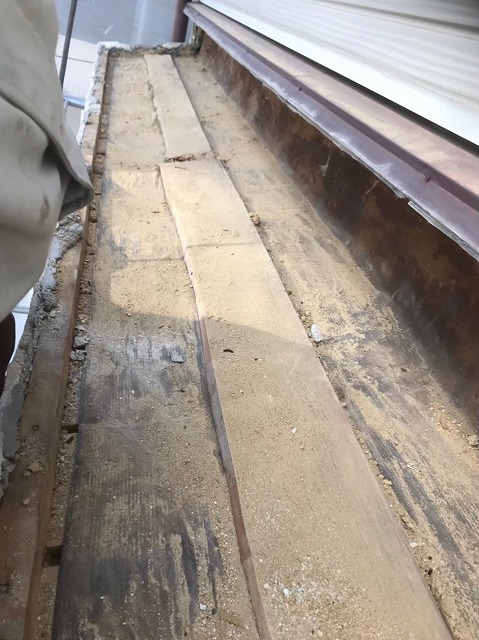 橿原市　　下屋根　葺き土撤去