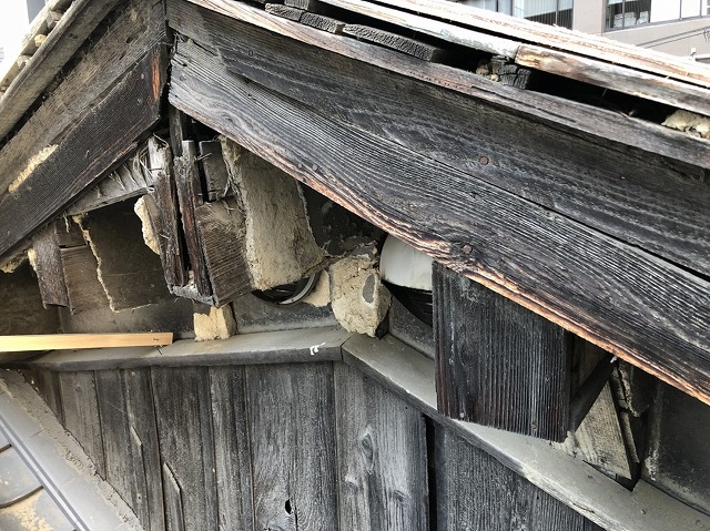 奈良市の屋根の段差の破風