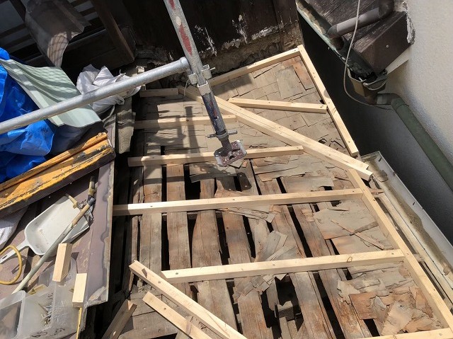 王寺町の下屋根不陸調整作業中