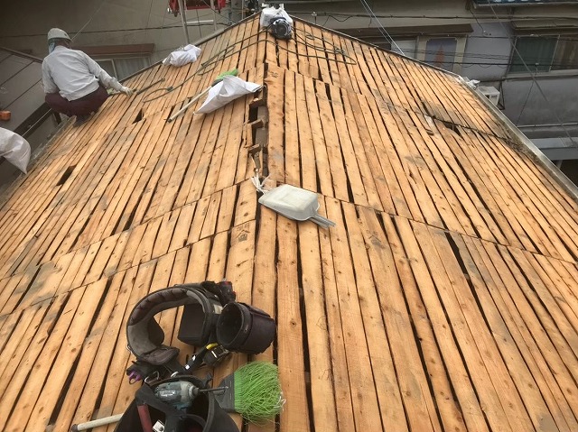 古く経年劣化したバラ板