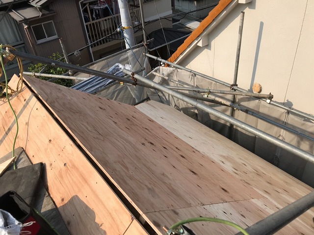 御所市で新しい野地板を増し張り