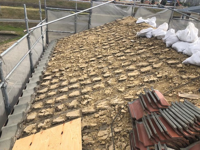 全ての瓦を撤去した後の葺き土