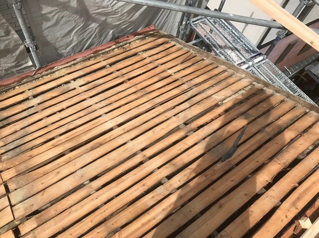 黒く傷んだバラ板