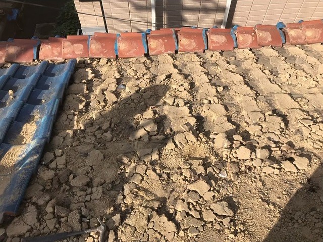 瓦の撤去葺き土が見えます