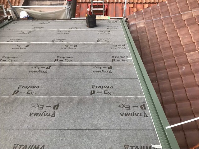 防水紙の設置と隣の瓦屋根