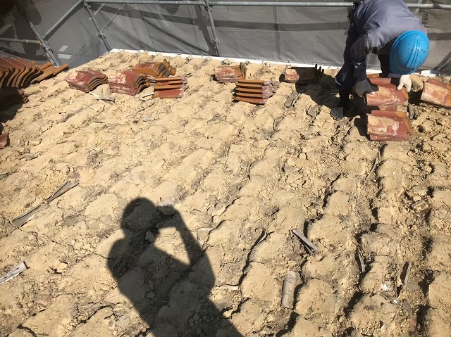 瓦と葺き土の撤去