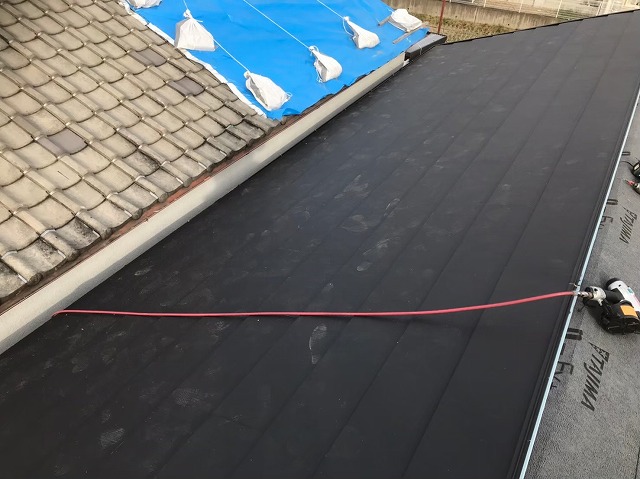 香芝市にて下葺き材（防水紙）とスーパーガルテクト設置
