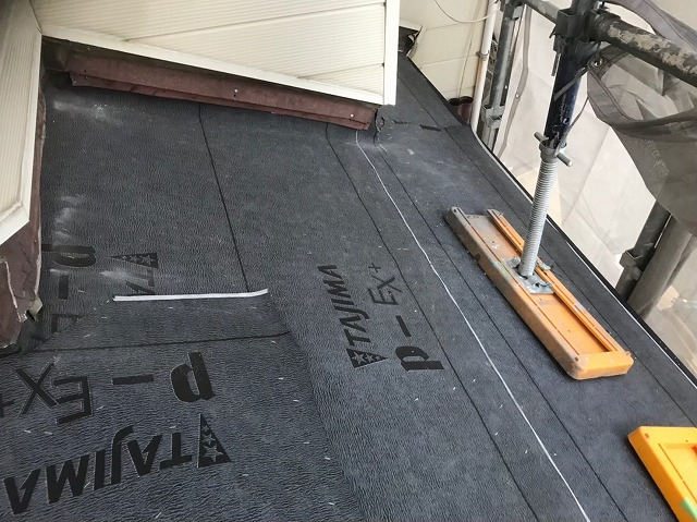 橿原市　下屋根　防水紙貼り