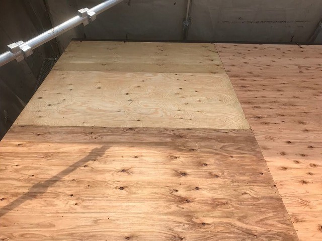 生駒市でもう片方の屋根面の増し張り作業
