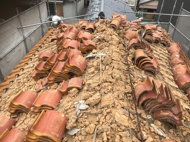 斑鳩町で瓦の解体作業