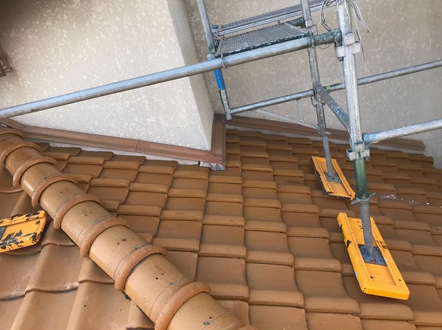 下屋部分の劣化した瓦