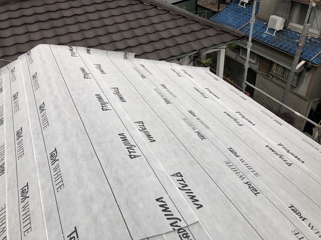 王寺町でルーフィング（下葺き材）の設置作業