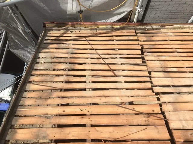 黒く傷んだバラ板