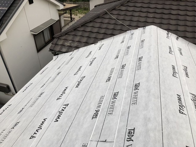 王寺町でルーフィング（下葺き材）の設置作業