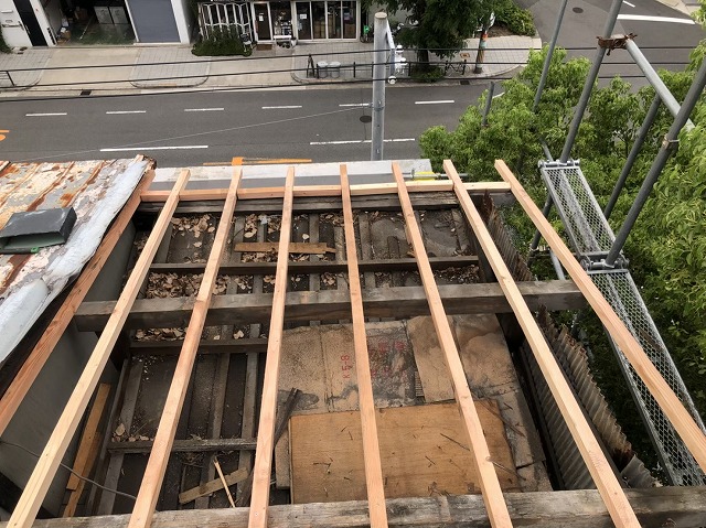 トタン屋根葺き替えで垂木の設置