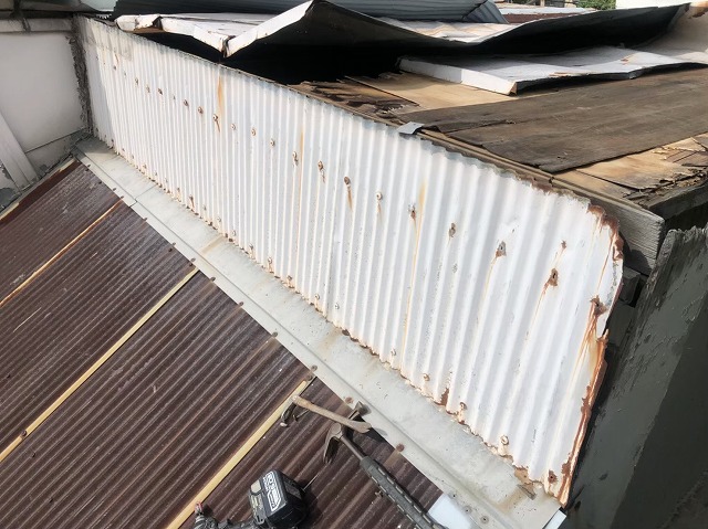 工場の屋根の葺きなおし