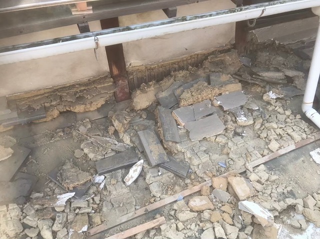 桜井市　瓦の解体作業