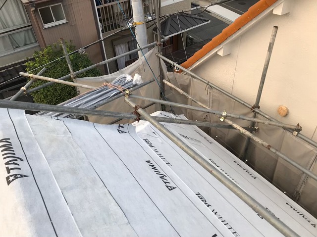 御所市の入母屋屋根の防水紙設置