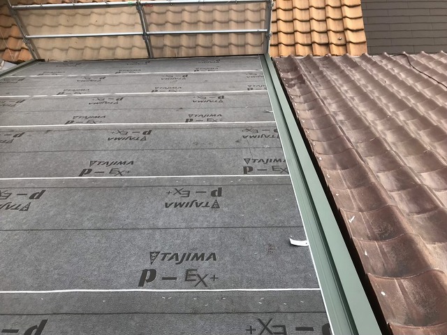 防水紙の設置と隣の瓦屋根