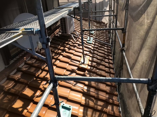 下屋部分の劣化した瓦