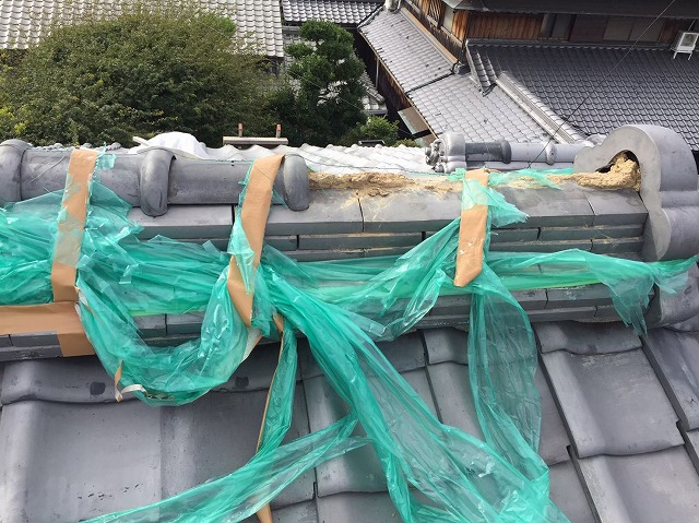 御所市の和風住宅の屋根の崩れた棟瓦