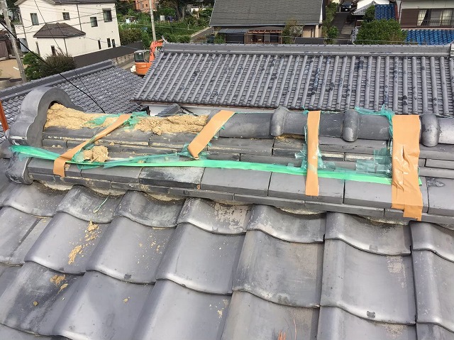 御所市の和風住宅の屋根の崩れた棟瓦