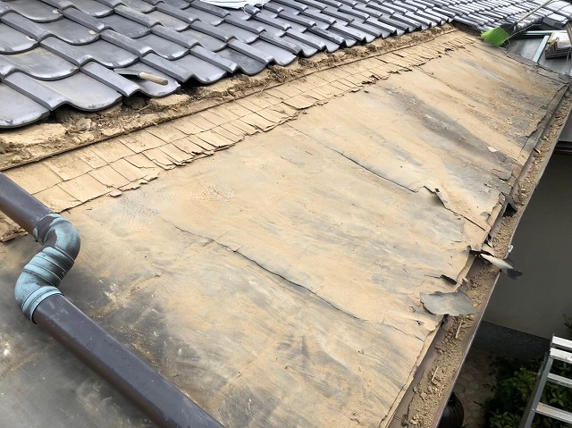 御所市の和風住宅の銅板屋根部分の掃除