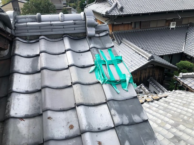 御所市の和風住宅の屋根の割れた瓦