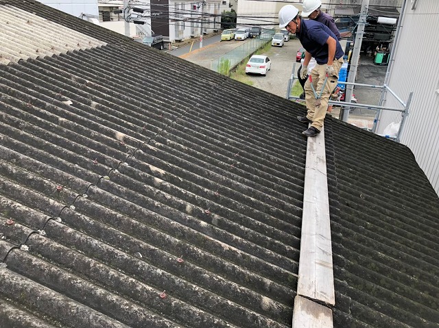 香芝市の大型工場の波型スレートを点検