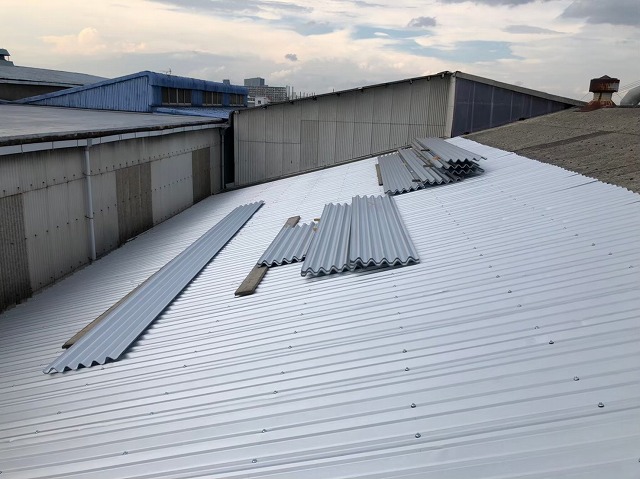 香芝市の工場でリファインルーフを設置