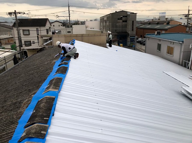 香芝市のカバー工法でリファインルーフを設置した工場