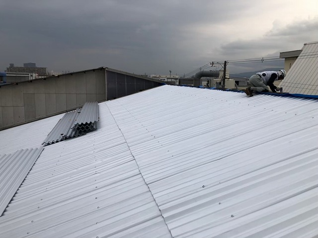 香芝市の工場でカバー工法でリファインルーフを設置