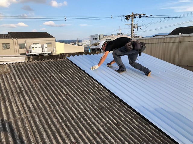 香芝市のリファインルーフを設置している工場の屋根