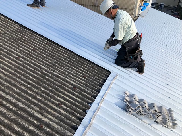 香芝市の大型工場でカバー工法