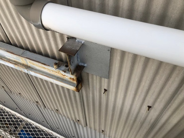 香芝市の工場の雨樋を交換