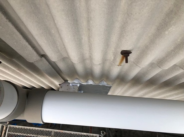 香芝市の大型工場で雨樋を交換した様子